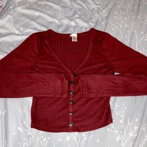 A nice burgundy cropped long sleeve blouse 🤞🏻